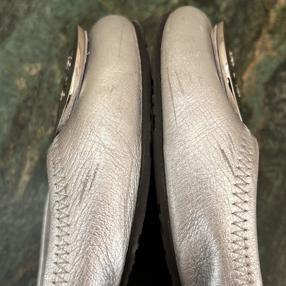 Tory Burch Whipstich Trim Silver Ballet Flats - Size 6.5 - Picture 9 of 12